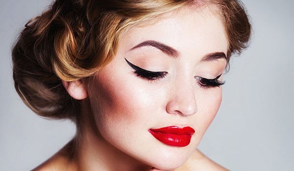 Retro Eye Makeup: Verwenden Sie Liquid Eyeliner, um den Vintage-Look zu meistern 