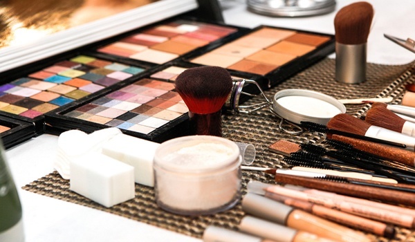 Verstehen, was kosmetische Chemie ist: Warum ist es so wichtig zu wissen, bevor man Make-up aufträgt?  