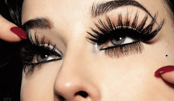 Fake Eye Lashes zum ersten Mal ausprobieren? Befolgen Sie diese Tipps  
