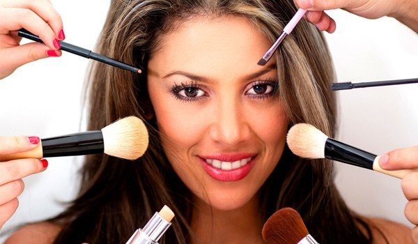 Willst du eine Dosis auf Schritt für Schritt Make-up? Hier ist eine komplette Make-up-Liste in Bezug auf ihre Anwendung 