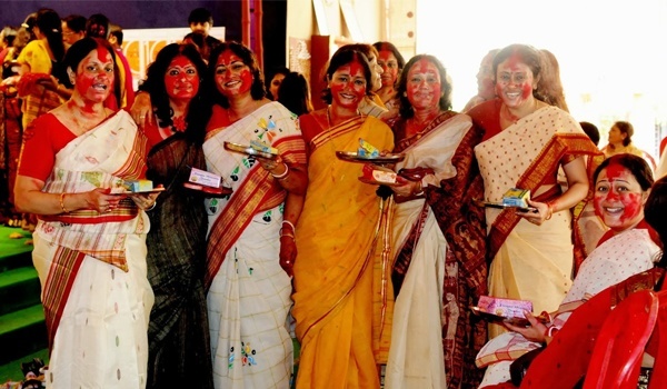 10 Chic Saree Styles für Durga Puja 2015 - Enthülle die Göttin in dir  