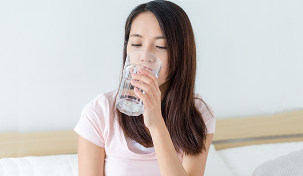 21 überraschende Vorteile des Trinkens von warmem Wasser für Haut, Haare und Gesundheit 
