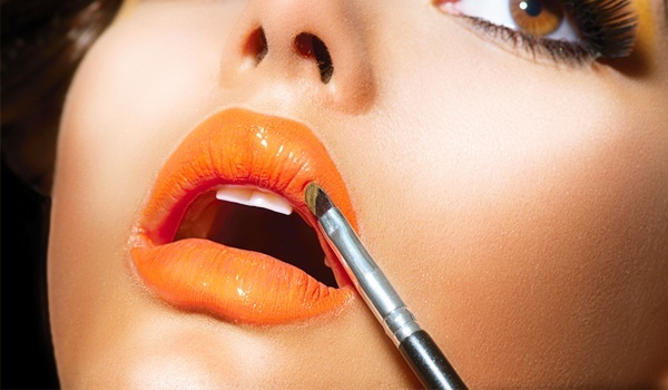 Beste Orange Lippenstift, um Ihre Lippen zu kleiden 