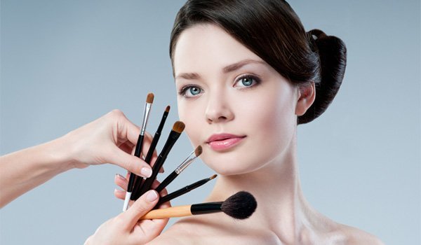 Hier ist, was Make-up-Künstler Ihnen nicht sagen, wie Sie Make-up Pinsel verwenden 